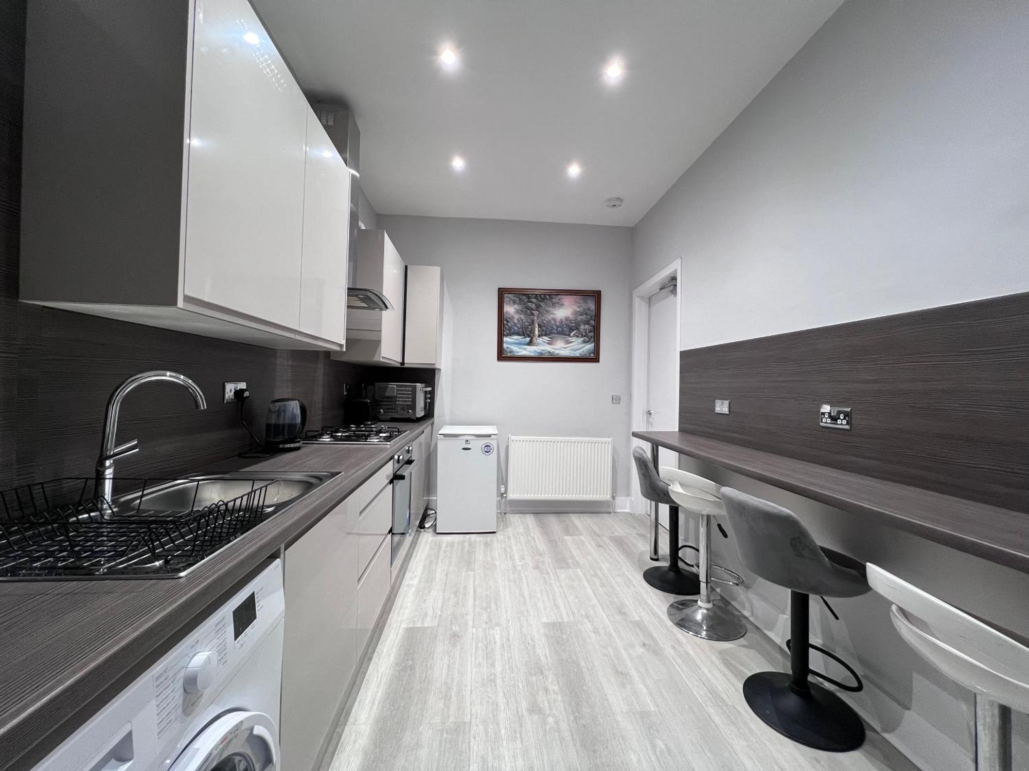 Lovely 4 Bedroom 2Nd Floor Walk Up Apartment EDI Exterior photo